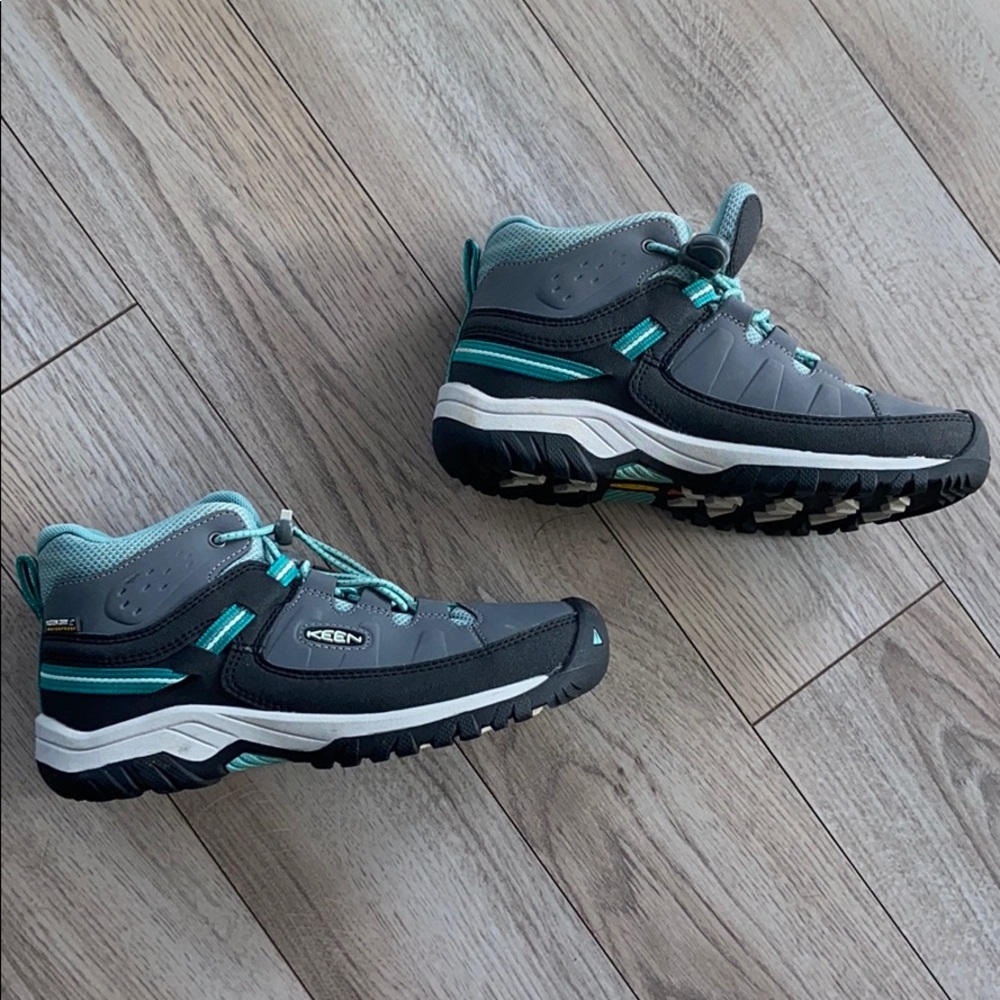 Girls’ hiking boots
